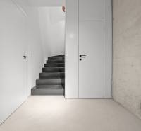 EXKLUZÍVNY MEZONETOVÝ 4i byt ( 103 m2 ), NADSTAVBA, KLÍMA, LOGGIA,NIVY - Minimalistické schodište v 4-izbovom byte s bielymi stenami na ulici Páričkova.