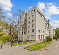 EXKLUZÍVNY MEZONETOVÝ 4i byt ( 103 m2 ), NADSTAVBA, KLÍMA, LOGGIA,NIVY - Bytový dom na ulici Páričkova, obklopený zeleňou, ponúka pohodlie pre 4-izbový byt.