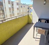 PEKNÝ 1,5i byt, CENTRUM, BALKÓN, PARKING, Kozia ulica, Staré Mesto - Balkón s výhľadom na budovy, sedenie pri stole, 1-izbový byt.