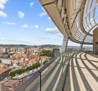 EXKLUZÍVNY 2i byt (16 p.),SKY PARK, KLÍMA, VÝHĽAD, PARKING, VEŽA I - Výhľad z terasy 2-izbového bytu na panorámu Bratislavy - Starého Mesta na Čulenovej ulici.