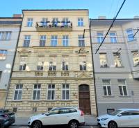 EXKLUZÍVNY 3i BYT (98 m2), 3 x NEPRIECHODNÁ IZBA, REKONŠTR., PALISÁDY - Budova v lokalite Bratislava - Staré Mesto na Palisádach so zaparkovanými autami pred fasádou.