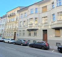 EXKLUZÍVNY 3i BYT (98 m2), 3 x NEPRIECHODNÁ IZBA, REKONŠTR., PALISÁDY - Ulica Palisády v Bratislave - Staré Mesto s radmi áut pred bytovými domami.