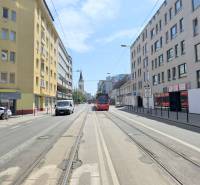 PRIESTRANNÝ 2i byt, BLUMENTÁL, LOGGIA, Wilsonova ulica, Staré Mesto - Ulica Wilsonova v Bratislave - Starom Meste s električkou a okolitými budovami.