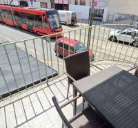 PRIESTRANNÝ 2i byt, BLUMENTÁL, LOGGIA, Wilsonova ulica, Staré Mesto - Balkón 2-izbového bytu s výhľadom na ulicu v Bratislave - Starom Meste, Wilsonovej.