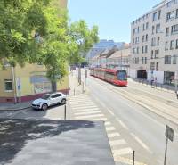 PRIESTRANNÝ 2i byt, BLUMENTÁL, LOGGIA, Wilsonova ulica, Staré Mesto - Ulica s električkou a autami v Bratislava - Staré Mesto, Wilsonova.