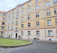 Pekný 2i byt, REKONŠTRUKCIA, Vajanského nábrežie, Staré Mesto - Nádvorie historickej budovy s trávnikom a stromami na Vajanského nábreží, Bratislava - Staré Mesto.