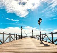 NA PREDAJ - BYT, APARTMAN, VILLA v MARBELLA - Drevené mólo nad morom, obloha a slnko, príjemná atmosféra blízko a 2-izbový byt.