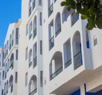 NA PREDAJ - BYT, APARTMAN, VILLA v MARBELLA - Biely obytný komplex s arkádovými oknami na predaj, ideálny a 2-izbový byt.