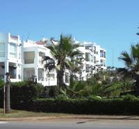 NA PREDAJ - BYT, APARTMAN, VILLA v MARBELLA - Biely bytový komplex obklopený palmami a zeleňou, ideálny na bývanie pre 2-izbový byt.