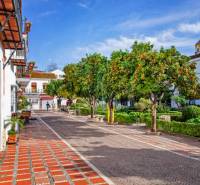 NA PREDAJ - BYT, APARTMAN, VILLA v MARBELLA - Pôvabná ulica s pomarančovníkmi, dlažbou a 2-izbový byt v pozadí na predaj.