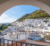 NA PREDAJ - BYT, APARTMAN, VILLA v MARBELLA - Pohľad z balkóna na malebné biele domy v kopcoch ponúka 2-izbový byt.