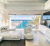 NA PREDAJ - BYT, APARTMAN, VILLA v MARBELLA - Svetlý obývací priestor s výhľadom na more, vhodný pre 2-izbový byt.