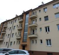 Priestranný 3-izbový byt v blízkosti centra Vrútok - Bytový dom na ulici Kafendova s parkovaním, ideálny pre 3-izbový byt, Bratislava.