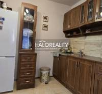 Predaj, rodinný dom Jelka - EXKLUZÍVNE HALO REALITY - Kuchyňa domu s drevenými skrinkami, mikrovlnkou a chladničkou. Rodinný dom ponúka útulné prostredie.