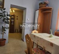 Predaj, rodinný dom Jelka - EXKLUZÍVNE HALO REALITY - Jedáleň v rodinnom dome, stôl s obrusom a dekoračnými prvkami, drevený nábytok.
