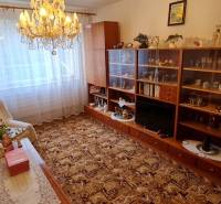 SLOVREAL - na predaj 2 izbový byt Hodruša - Hámre, 58 m2 - Obývačka v 2-izbovom byte s retro nábytkom a lustrom, útulný priestor na relaxáciu.
