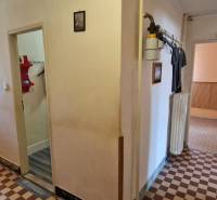 SLOVREAL - na predaj 2 izbový byt Hodruša - Hámre, 58 m2 - Chodba v 2-izbovom byte s podlahou s kockovým vzorom a radiátorom.