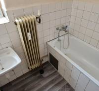 SLOVREAL - na predaj 2 izbový byt Hodruša - Hámre, 58 m2 - Kúpeľňa v 2-izbovom byte, biela keramická dlažba a radiátor pri vani.