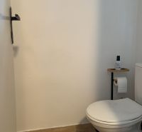 REZERVOVANÁ !!! Na predaj útulná chata v Zlatníckej doline - Kúpeľňa v Chate s toaletou, bielym obkladom a praktickým stojanom na toaletný papier.