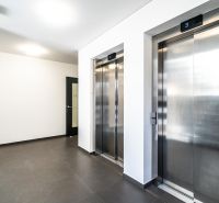 PRENAJATÉ: 2 izbový byt s PM, Rezidencia Albelli, Bellova, Košice - Chodba s výťahmi a dlažbou v 2-izbovom byte, s nápisom Kalaninová.