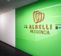 PRENAJATÉ: 2 izbový byt s PM, Rezidencia Albelli, Bellova, Košice - Chodba v budove s farebnou stenou a nápisom ALBELLI rezidencia.