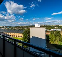 PRENAJATÉ: 2 izbový byt s PM, Rezidencia Albelli, Bellova, Košice - Výhľad z balkóna na Bellovej ulici, Košice - mestská časť Staré Mesto.