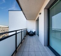PRENAJATÉ: 2 izbový byt s PM, Rezidencia Albelli, Bellova, Košice - Balkón s výhľadom z 2-izbového bytu, s posedením, skleneným zábradlím a dlažbou.