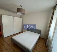 PREDAJ, ZÁHRADNÍCKA, RUŽINOV - 2 IZBOVÝ BYT - Spálňa v 2-izbovom byte s posteľou, skriňou a závesmi.
