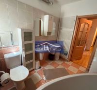 PREDAJ, ZÁHRADNÍCKA, RUŽINOV - 2 IZBOVÝ BYT - Kúpeľňa v 2-izbovom byte s vaňou, toaletou a úložným priestorom.