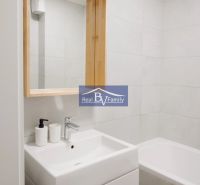 PRENAJATÉ - PRENÁJOM, MILETIČOVA, RUŽINOV - 2 IZBOVÝ BYT - Kúpeľňa v 2-izbovom byte s umývadlom, zrkadlom a vaňou, svetlé obklady.