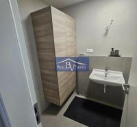 PRENAJATÉ - PRENÁJOM, BOTTOVA, STARÉ MESTO - 2 IZBOVÝ BYT - Kúpeľňa v 2-izbovom byte s umývadlom, skrinkou a čiernym koberčekom.