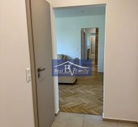 PRENAJATÉ - PRENÁJOM, ŠALVIOVÁ, RUŽINOV - 3 IZBOVÝ BYT - Interiér 3-izbového bytu s podlahou s dreveným dekorom a béžovými dverami.