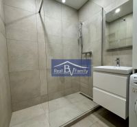 PRENAJATÉ - PRENÁJOM, ŠALVIOVÁ, RUŽINOV - 3 IZBOVÝ BYT - Kúpeľňa v 3-izbovom byte s walk-in sprchou, zrkadlom a umývadlom.