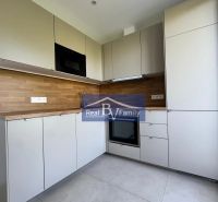 PRENAJATÉ - PRENÁJOM, ŠALVIOVÁ, RUŽINOV - 3 IZBOVÝ BYT - Kuchynská linka so zabudovanými spotrebičmi v 3-izbovom byte s dreveným dekorom.