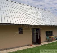 Útulná chalupa v malebnom prostredí Podpoľania - Chata v Korytárkach s jednoduchou fasádou a trávnatým pozemkom, ideálna na oddych.
