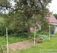 Útulná chalupa v malebnom prostredí Podpoľania - V Korytárkach chata obklopená záhradou, stromami a oplotená.