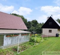 Útulná chalupa v malebnom prostredí Podpoľania - Záhrada s chatou v Korytárkach, skleník a rastliny v pokojnom prostredí.