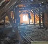 NOVÁ NIŽŠIA CENA ! Priestranný rodinný dom v pôvodnom stave v malej de - Podkrovie rodinného domu s tehlovými stenami a drevenými trámami.