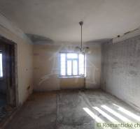 NOVÁ NIŽŠIA CENA ! Priestranný rodinný dom v pôvodnom stave v malej de - Interiér rodinného domu ukazuje prázdnu miestnosť s oknom a svetlami.