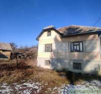 NOVÁ NIŽŠIA CENA ! Priestranný rodinný dom v pôvodnom stave v malej de - Rodinný dom v Brusníku s tradičným dizajnom, zasadený do prírodného prostredia.