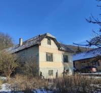 NOVÁ NIŽŠIA CENA ! Priestranný rodinný dom v pôvodnom stave v malej de - Rodinný dom v Brusníku s tradičnou strechou a slnečným počasím.