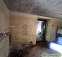 NOVÁ NIŽŠIA CENA ! Priestranný rodinný dom v pôvodnom stave v malej de - Miestnosť v rodinnom dome s umývadlom a otvorenými dverami.