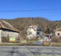 NOVÁ NIŽŠIA CENA ! Priestranný rodinný dom v pôvodnom stave v malej de - Rodinný dom v Brusníku obklopený prírodou, viditeľná je aj stará tabuľa na predaj.