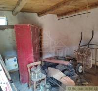 Veľký, vyše 4,5Ha slnečný pozemok s chalupou v strede, na lazoch, pri  - Interiér chaty so starým nábytkom a náradím, s podlahou s dreveným dekorom.