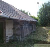 Veľký, vyše 4,5Ha slnečný pozemok s chalupou v strede, na lazoch, pri  - Staršia chata v Hrušove s dreveným obkladom a šindľovou strechou.