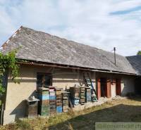 Veľký, vyše 4,5Ha slnečný pozemok s chalupou v strede, na lazoch, pri  - Chata v Hrušove s drevenými úľmi a starou šikmou strechou.