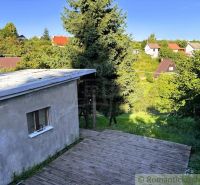 Chata v Stupave, pokojné miesto na víkendy a relax v prírode - Záhrada a chata v Stupave obklopená zeleňou; terasa s podlahou s dreveným dekorom.