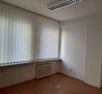 Prenájom kancelárií 21 m2 v centre Trnavy - Kancelárie s podlahou s dreveným dekorom, žalúziami a radiátorom.