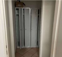 Prenájom kancelárií 21 m2 v centre Trnavy - Úzky priestor s kovovými skrinkami a dlažbou, vhodný do kancelárií.
