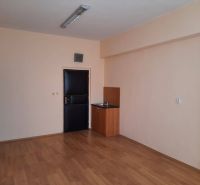 Prenájom kancelárií 21 m2 v centre Trnavy - Kancelárie obsahujú umývadlo, dvere a podlahu s dreveným dekorom.